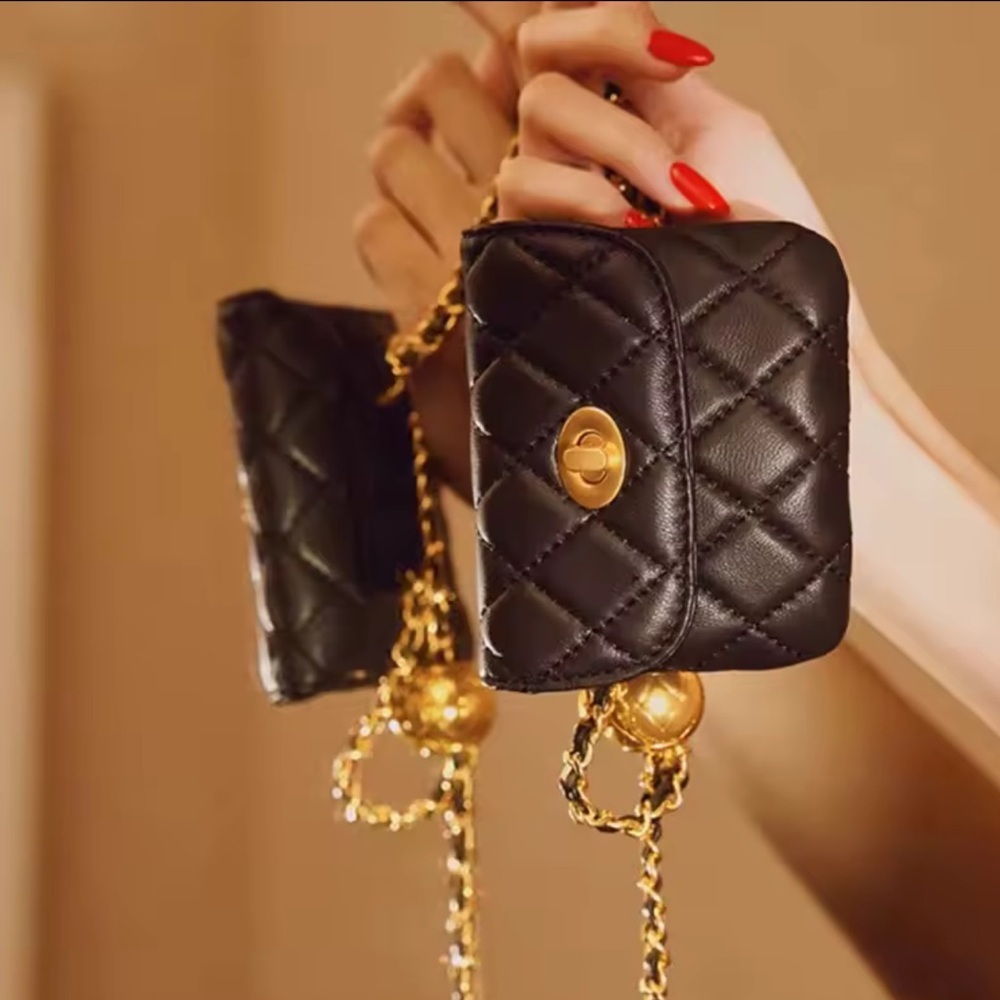 Black Quilted Chain Belt Bag - Picture 4 of 12